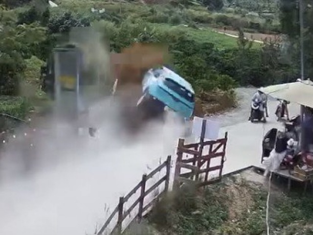 Taxi đột ngột tăng tốc rồi lật nhào nhiều vòng ở Đà Lạt, 4 người thương vong