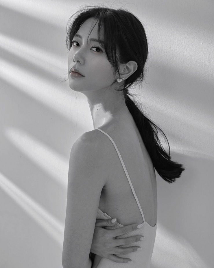 Clara Lee sinh năm 1985 là người mẫu, diễn viên người Thụy Sĩ gốc Hàn Quốc. Cha cô là nghệ sĩ nổi tiếng Lee Seung Kyu.