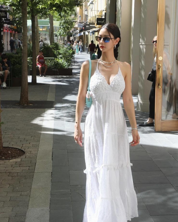 Ở tuổi 39, nữ diễn viên vẫn giữ được vóc dáng thon gọn và vòng eo săn chắc nhờ thói quen ăn uống lành mạnh, chăm chỉ tập luyện.