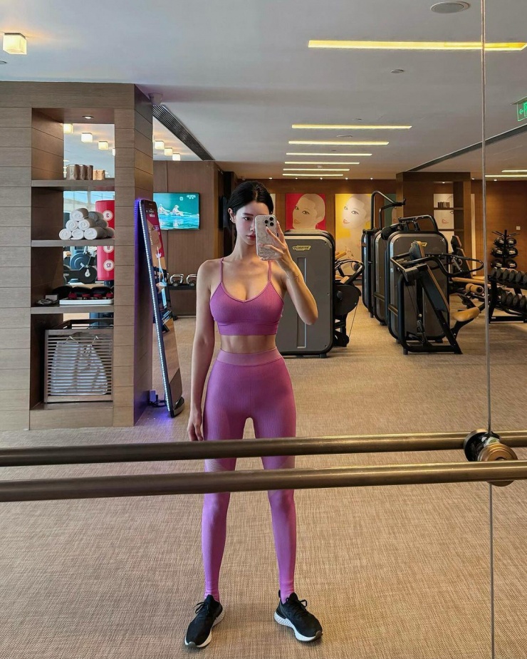 Clara tập nhiều môn, từ gym đến yoga, khiêu vũ.