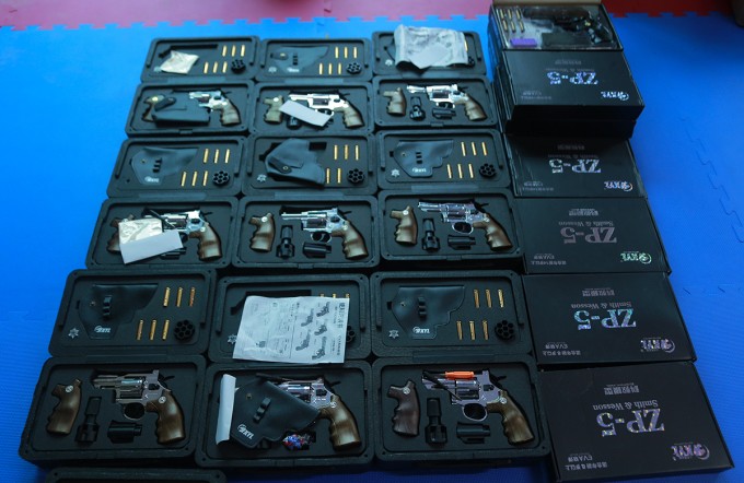 Hàng chục khẩu súng đồ chơi được Tú và đồng phạm "phù phép" thành súng quân dụng có tính sát thương cao, đóng hộp đem bán. Ảnh: Công an cung cấp