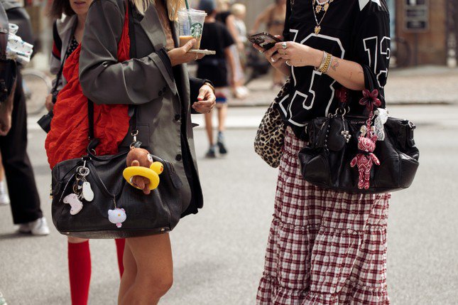 Thời trang maximalismđang trở lại mạnh mẽ, khi các tín đồ thời trang nỗ lực lấy lại sự độc đáo của bản thân và thoát khỏi các hình tượng nhàm chán.