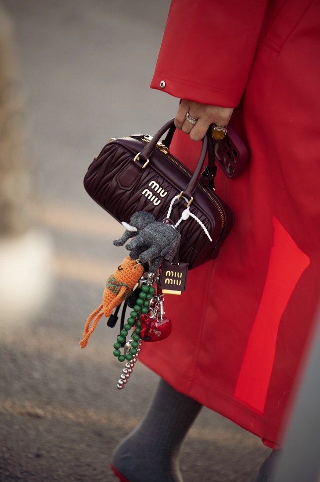 Chẳng hạn, Miu Miu đã tận dụng cơn sốt “Birkinification” cho BST Xuân Hè 24 với những chiếc túi treo đầy charm trang trí. Trong khi BST Fall 2024 của Coach xuất hiện những chiếc cốc “I