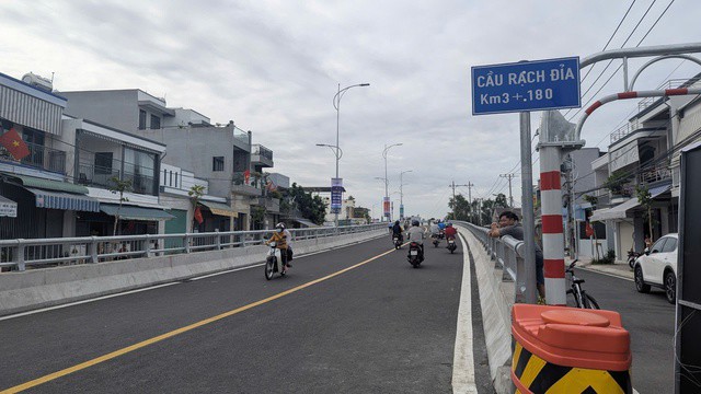 Người dân vui mừng khi cầu Rạch Đỉa thông xe.
