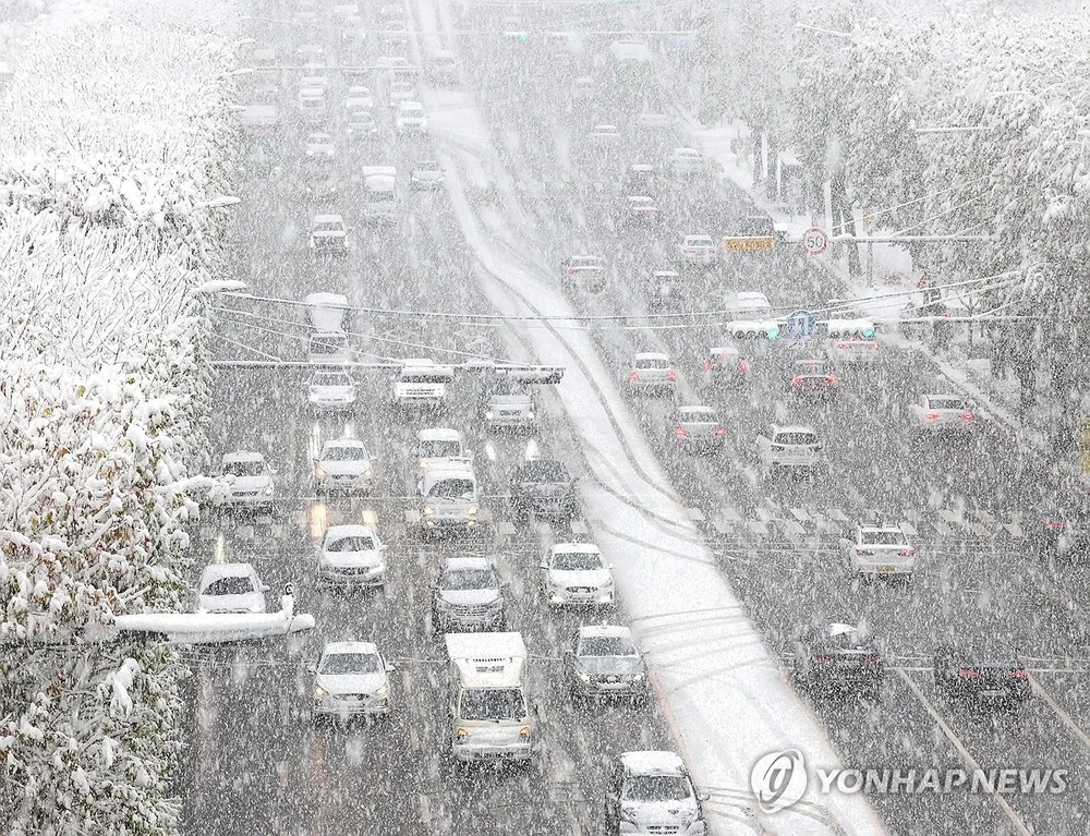 Phương tiện giao thông tại Seoul ngày 27-11. Ảnh: YONHAP