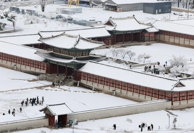 Tuyết phủ kín khu vực xung quanh cung Gyeongbokgung ở Seoul. Ảnh: YONHAP