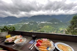 Khách Hàn du lịch Sapa, sung sướng tận hưởng bữa sáng view  " triệu đô " 