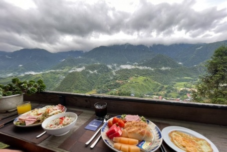 Khách Hàn du lịch Sapa, sung sướng tận hưởng bữa sáng view "triệu đô"