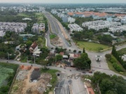 Tin tức trong ngày - Đường huyết mạch nối TP HCM với miền Tây 'tắc' vì 8 căn nhà