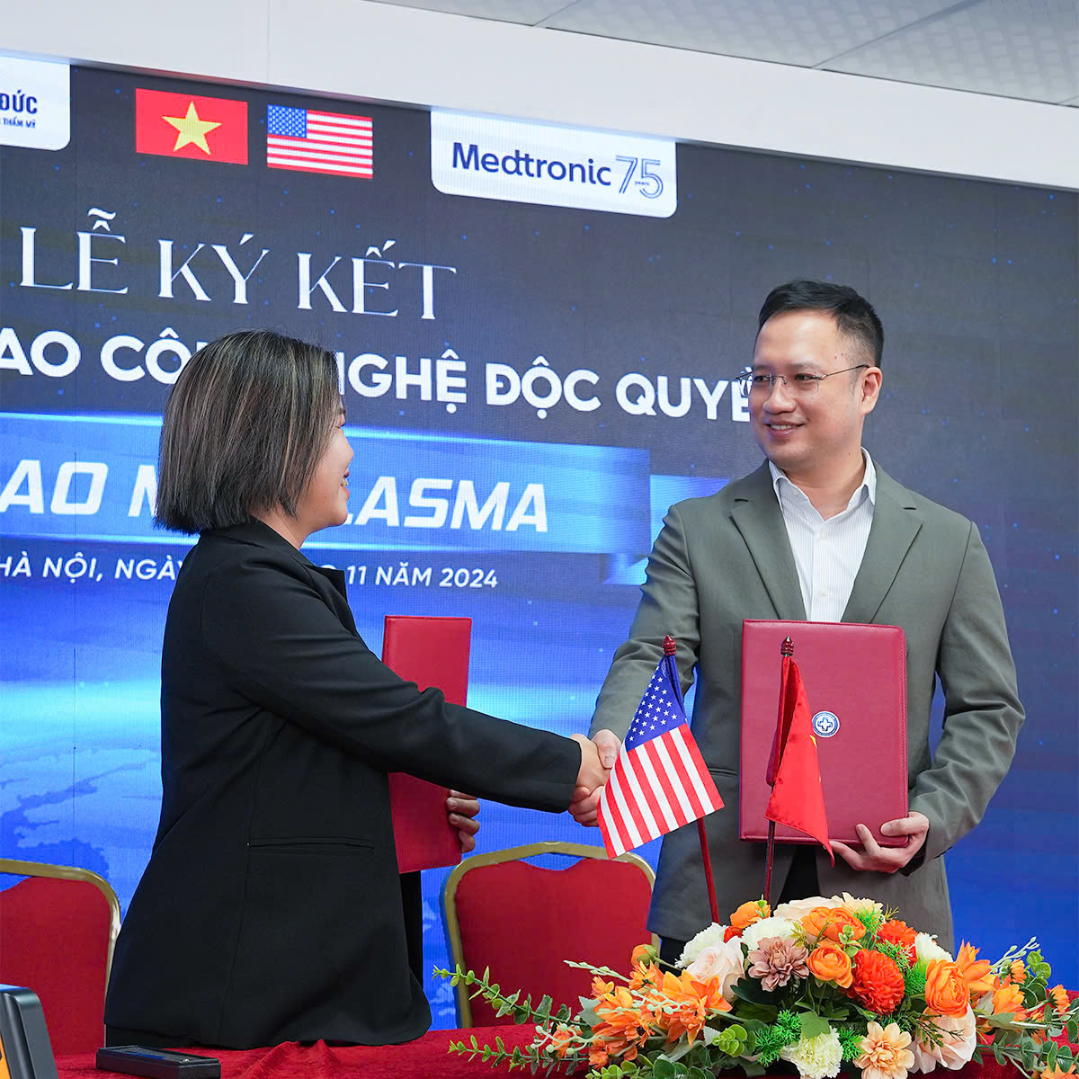 BS Lương Giang Đức tân trang cô bé bằng “dao mổ Plasma” - 1