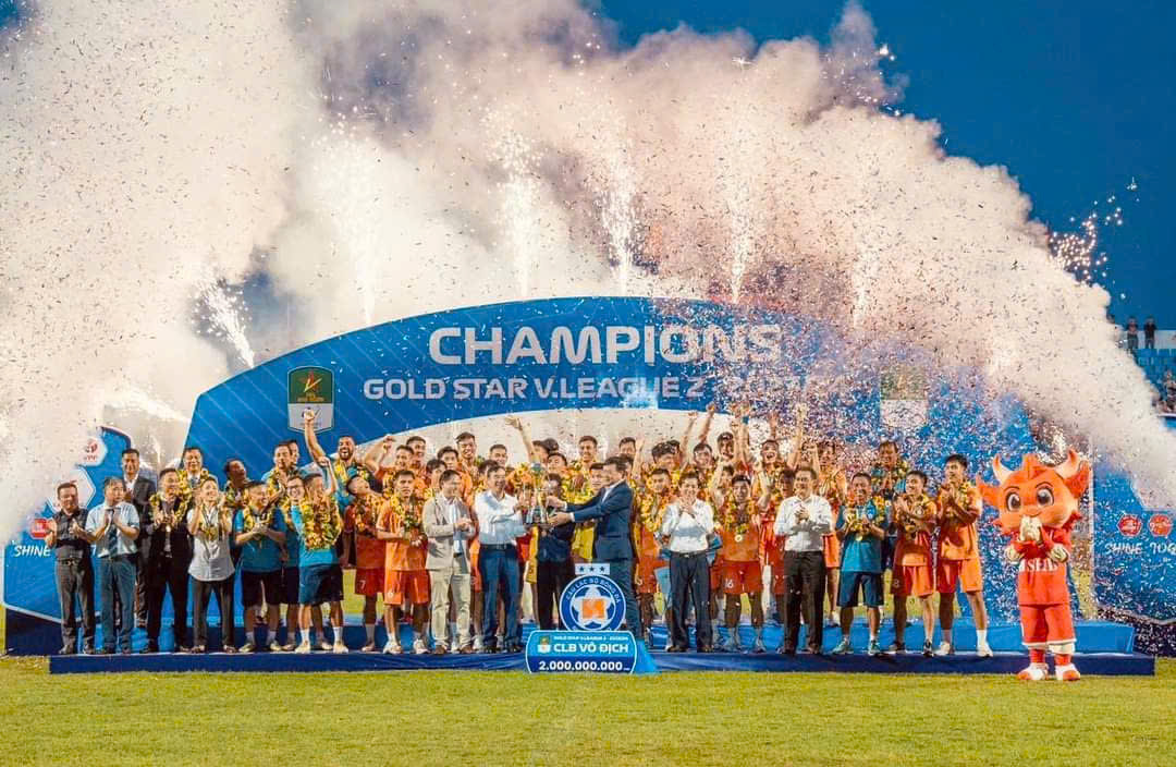 Các cầu thủ cùng BHL SHB Đà Nẵng ăn mừng chức vô địch Giải hạng Nhất Quốc gia 2023/24