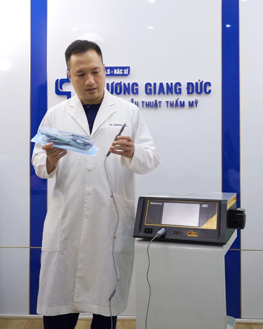 BS Lương Giang Đức tân trang cô bé bằng “dao mổ Plasma” - 3