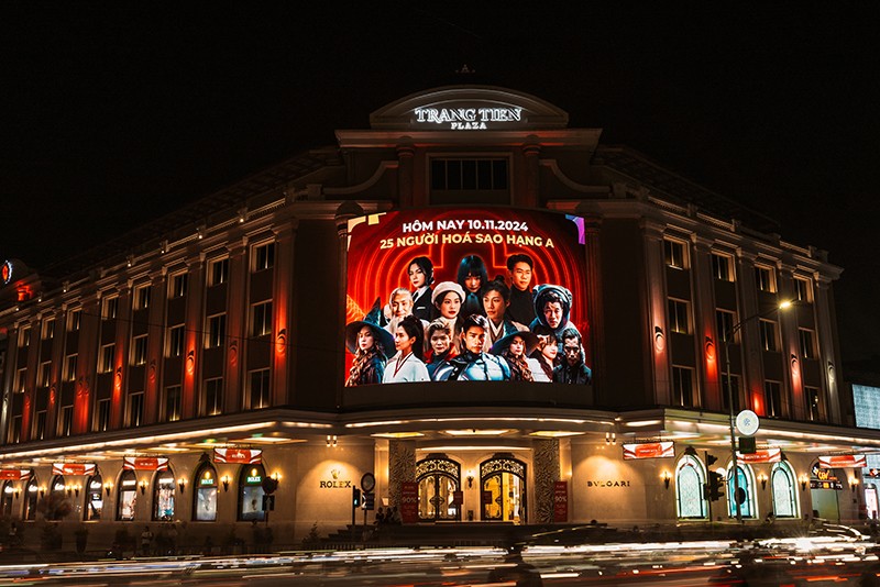 Thử tưởng tượng cảm giác đi ngang qua tọa độ sang xịn bậc nhất Hà Nội và thấy gương mặt mình xuất hiện trên đó mà xem!