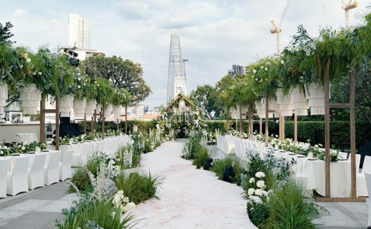 Không gian tổ chức cưới của đôi uyên ương là sân vườn tầng hai một khách sạn 5 sao tại trung tâm quận 1.