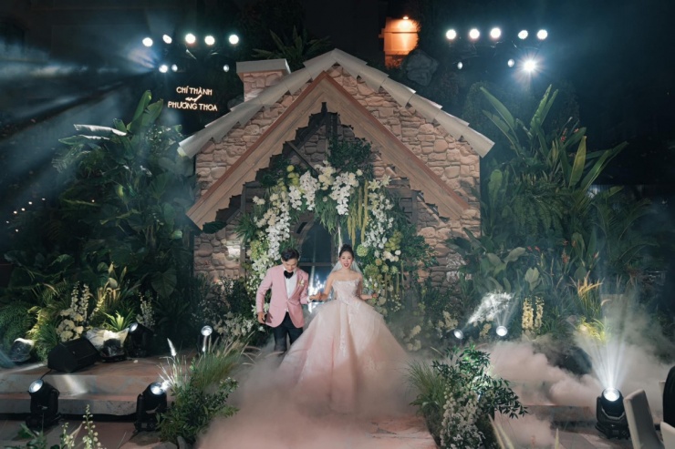 Tối 24/11, 'chị Google' Việt Phương Thoa làm đám cưới với bạn trai lâu năm - Chí Thành - tại TP HCM.
