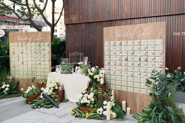Từng chi tiết gợi nhớ đến sở thích làm vườn cùng loạt video triệu view của cô dâu trên các nền tảng. Tại khu vực gallery, cô dâu đã viết thư tay 160 tấm thiệp để gửi tới từng khách dự cưới.