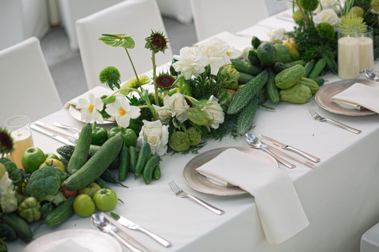 Táo xanh, khổ qua rừng, ớt chuông, dưa leo, bí ngòi… được kết hợp cùng các loại hoa hồng, tú cầu, tulip, hoa lan... Đôi uyên ương xếp sẵn tên khách cùng 4 loại menu, phù hợp cho cả khách dị ứng hải sản lẫn khách ăn chay.