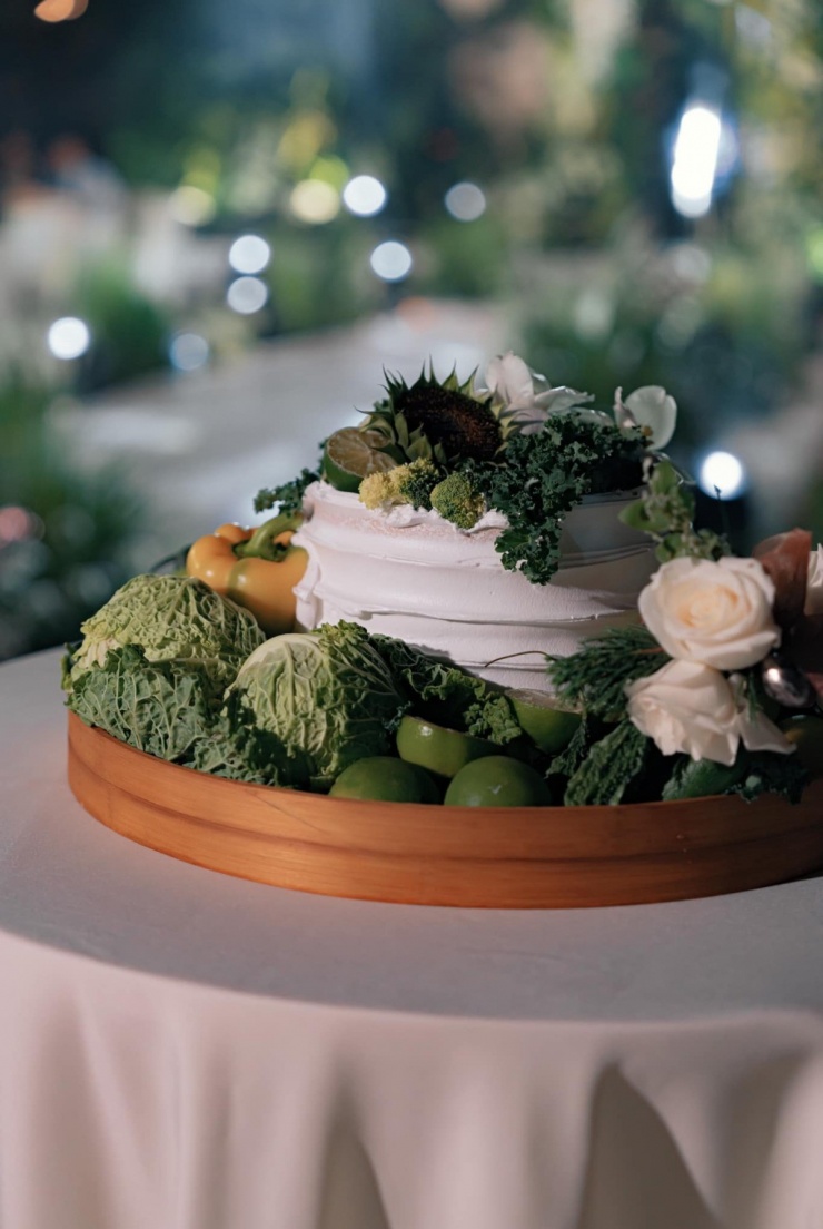 Bánh cưới tô điểm với rau củ quả của đôi uyên ương.