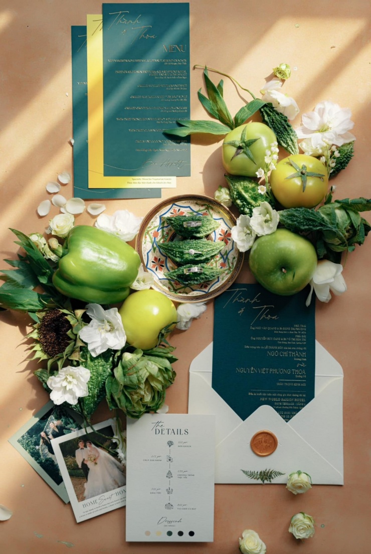 Ngay cả bộ thiệp cưới và nhẫn của đôi uyên ương cũng được bày biện cùng loạt rau củ quả.