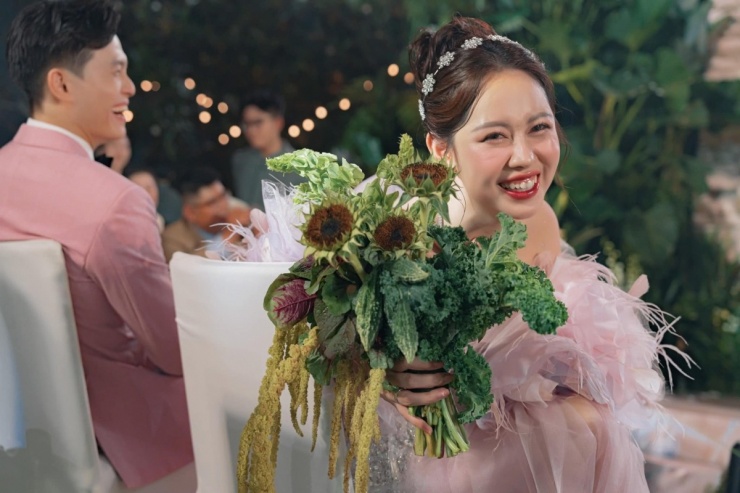 Cô dâu có bó hoa cầm tay từ mướp đắng, cải kale, hướng dương... theo concept "cây nhà lá vườn".