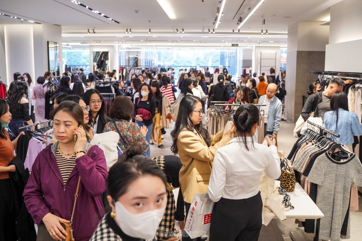 Trưa 29/11, hàng nghìn người đã đến
một trung tâm thương mại trên phố Bà Triệu để săn sale từ các
thương hiệu lớn thế giới nhân dịp Black Friday.