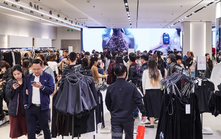 Đông nghịt người 'săn' hàng hiệu giữa trưa, đợi cả tiếng mới được thanh toán - 2