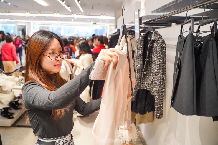 Bạn Vân Anh (quận Tây Hồ) cho biết:
"Tranh thủ nghỉ trưa nên mình đến đây mua hàng, hôm nay theo mình
thấy giá các hàng cũng giảm đáng kể. Mình tìm mua quần áo ấm cho
mùa đông năm nay".