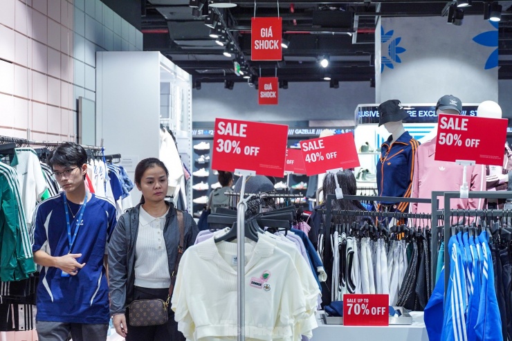 Đông nghịt người 'săn' hàng hiệu giữa trưa, đợi cả tiếng mới được thanh toán - 5