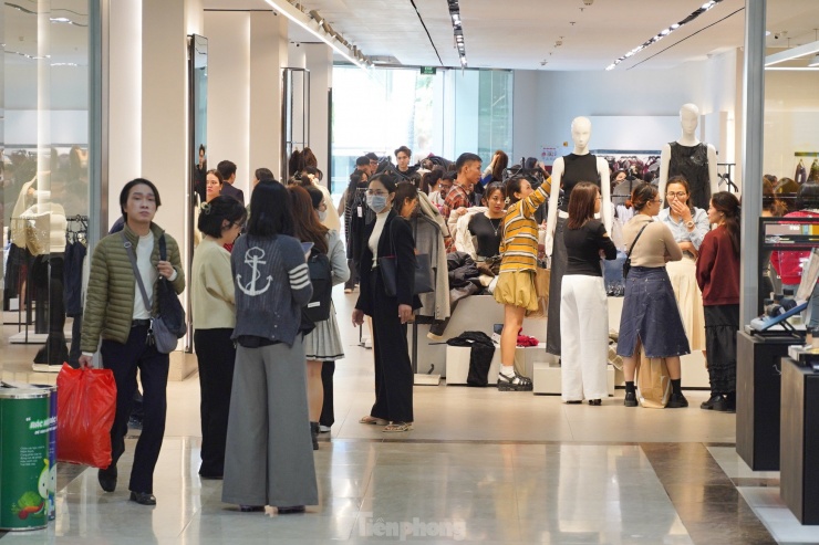 Các gian hàng chuyên bán đồ hiệu rất
đông giới trẻ đến xem và mua sắm.