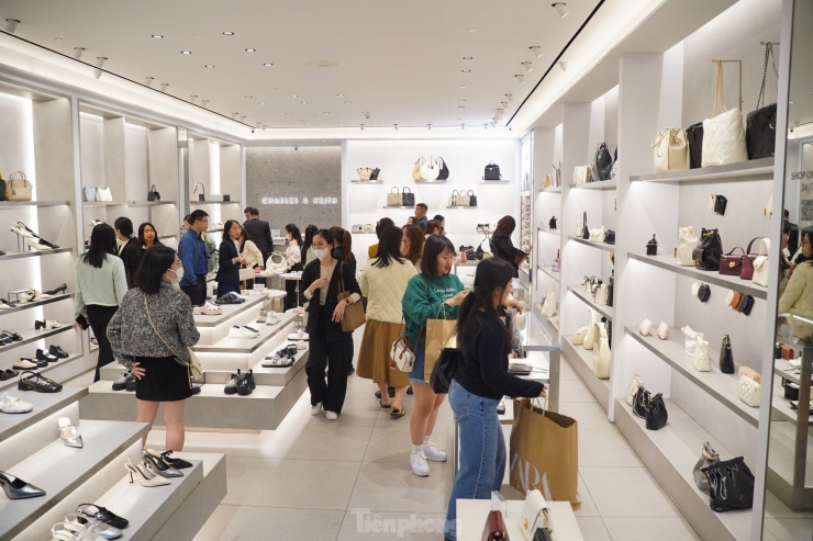 Đông nghịt người 'săn' hàng hiệu giữa trưa, đợi cả tiếng mới được thanh toán - 10