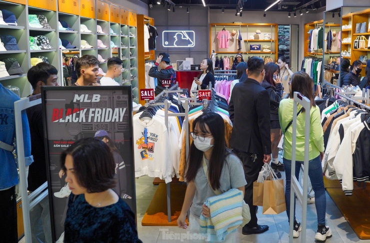 Đông nghịt người 'săn' hàng hiệu giữa trưa, đợi cả tiếng mới được thanh toán - 9