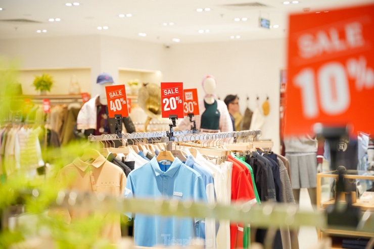 Do hàng hóa có giá trị cao nên mức
khuyến mãi chỉ từ 20-40%.