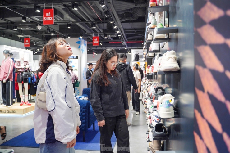 Đồ hiệu như túi xách, ví da, giày...
vơi dần trên các kệ hàng.