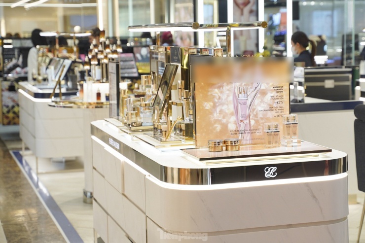 Đông nghịt người 'săn' hàng hiệu giữa trưa, đợi cả tiếng mới được thanh toán - 1