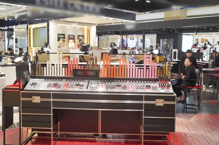 Tại các khu vực bán mỹ phẩm thương
hiệu do không có biển giảm giá nên vắng bóng người qua lại.