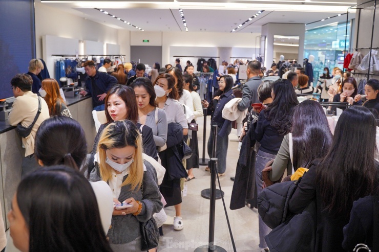 Đông nghịt người 'săn' hàng hiệu giữa trưa, đợi cả tiếng mới được thanh toán - 4