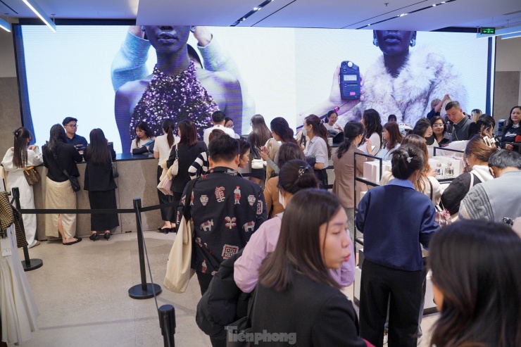 Đông nghịt người 'săn' hàng hiệu giữa trưa, đợi cả tiếng mới được thanh toán - 3