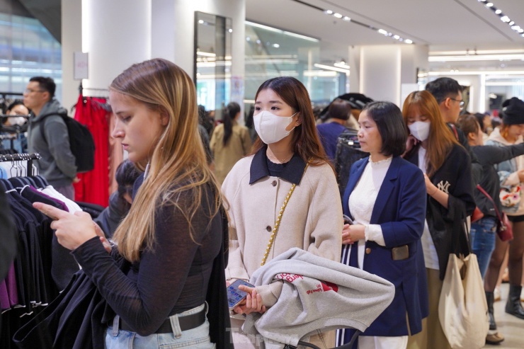 Chị Bùi Thị Như Nguyệt (áo trắng, đeo
khẩu trang) đã xếp hàng hơn 1 tiếng để chờ thanh toán chiếc áo.
"Hôm nay giá giảm 40% so với mức giá bình thường, mình đã canh
nhiều ngày đến hôm nay mới mua được. Tối qua canh online thì hết
hàng", chị Nguyệt nói.