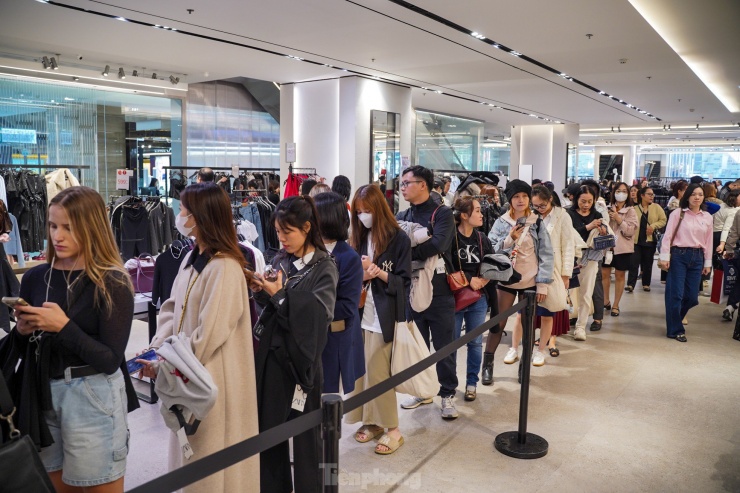 Hàng dài người 'rồng rắn' xếp hàng
chờ thanh toán.