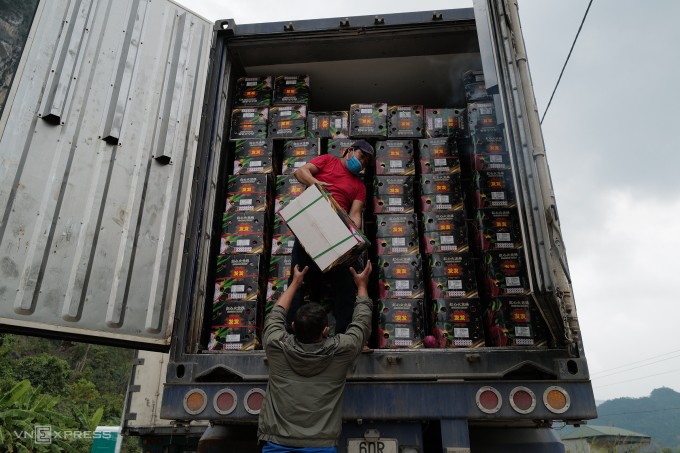 Bốc dỡ hàng hóa tại cửa khẩu Lạng Sơn, năm 2021. Ảnh: Ngọc Thành