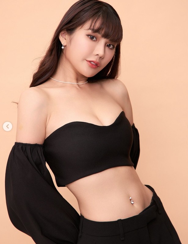 “Nữ thần cổ vũ” diện bikini lưới khoe dáng táo bạo - 10