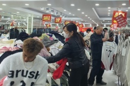 Người dân Hà Nội kéo nhau đi "săn sale" Black Friday, đông nhất vẫn là khu phố này