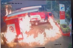 Media - Trạm xăng bốc cháy ngùn ngụt khiến nhiều người hoảng sợ bỏ chạy