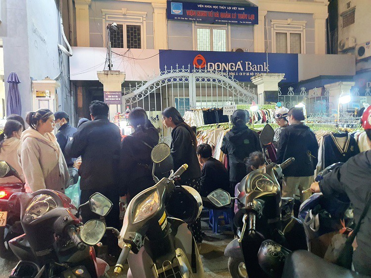 Người dân di chuyển khá khó khăn khi vỉa hè đã được các cửa hàng để xe máy và một số người bày bán hàng.