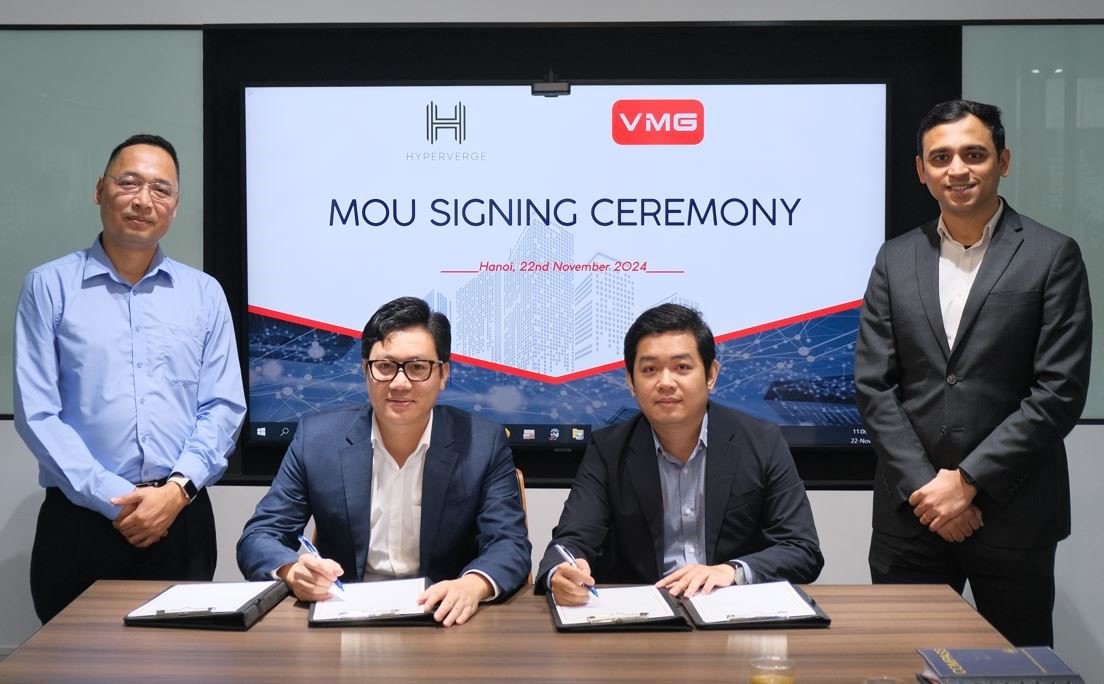Ông Nguyễn Đức Minh (bên phải) – Giám đốc Kinh doanh SEA HyperVerge
