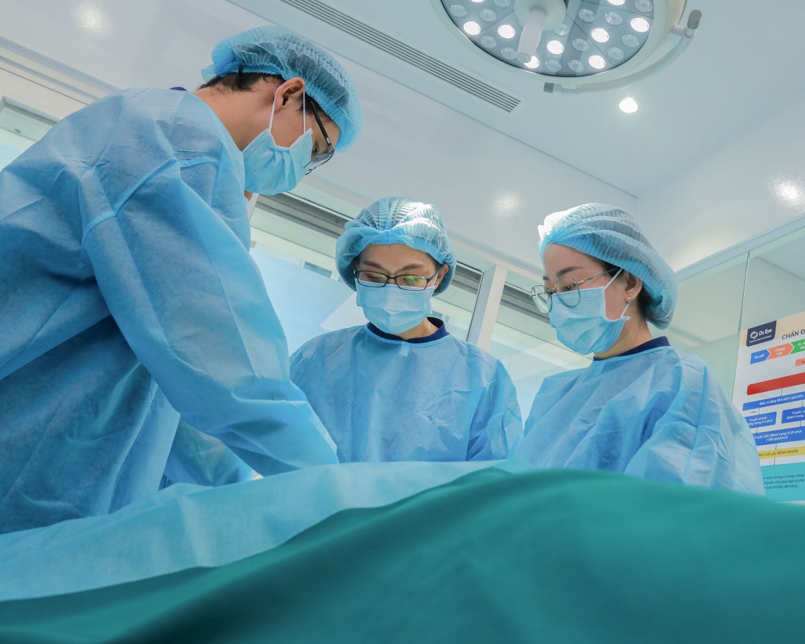 Nâng cung chân mày có để lại sẹo không? Làm sao để an toàn?  - 3