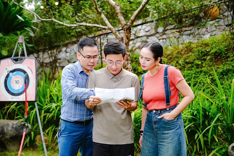 Bùi Thanh Hương và Đinh Việt Thăng - đạo diễn cho phần thể hiện của bài hát và cũng là nhạc sĩ sáng tác lời 1 và lời 2 cho bài hát của CLB