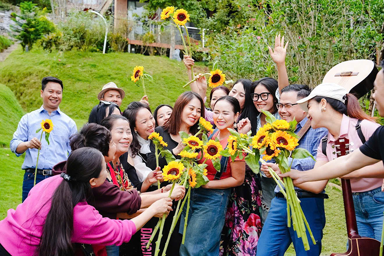 Bùi Thanh Hương và Doãn Thanh Thủy (ở giữa) - người bạn thân và cũng là thành viên tâm huyết dành tình cảm cho buổi tiệc sinh nhật ấm áp này