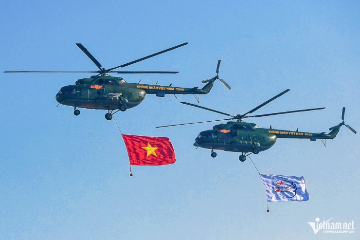 Trực thăng kéo cờ Tổ quốc và cờ triển lãm.