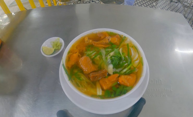 Evan ấn tượng với món phở sốt vang vì cách chế biến sáng tạo, màu sắc hấp dẫn
